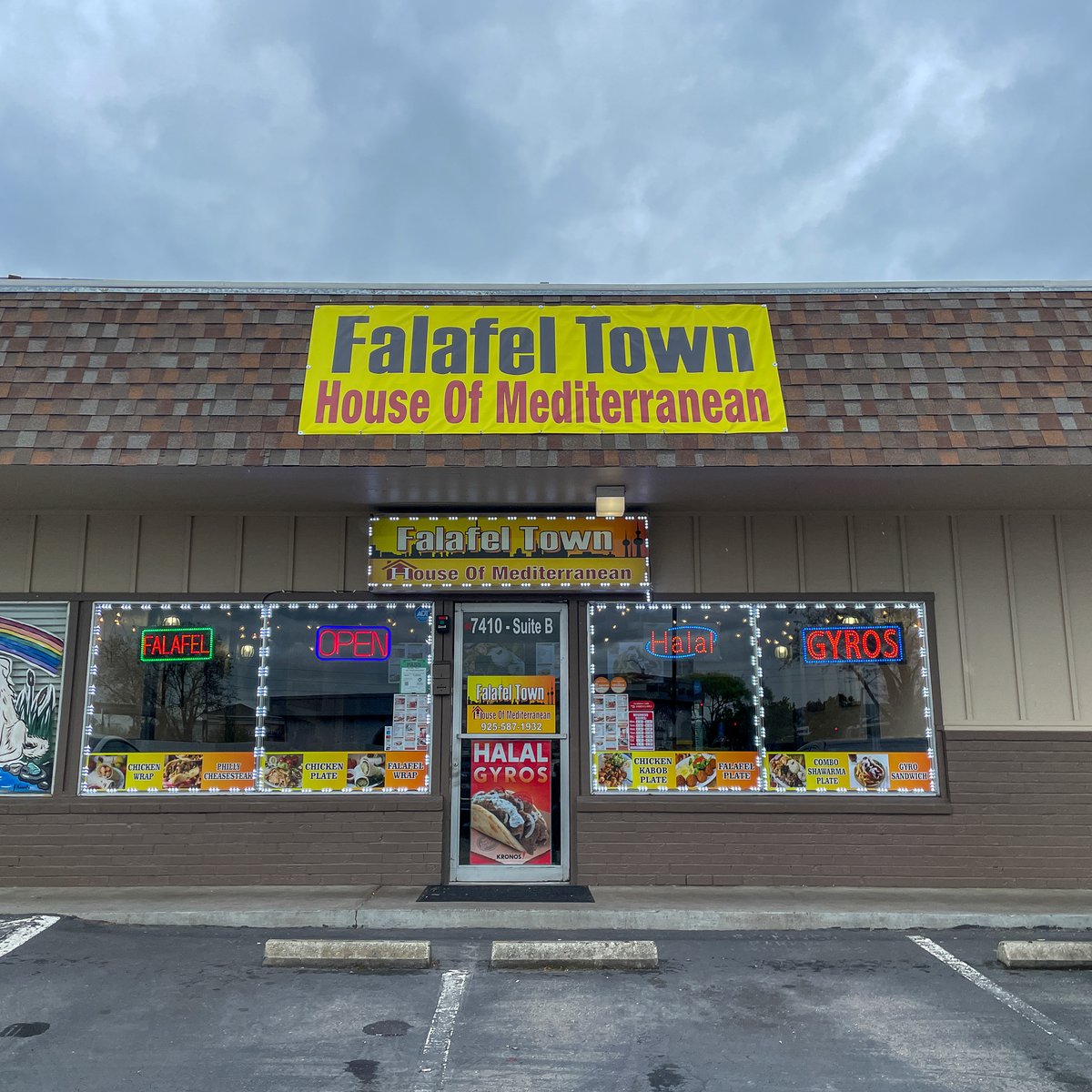 Join us in welcoming Falafel Town to Dublin! Some specialties include falafel, hummus, halal beef, lamb and chicken shawarma. Visit the new Mediterranean restaurant at 7410 Amador Valley Boulevard, Suite B.