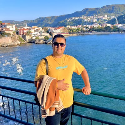 Kalbimizde Ramazan’a veda etmenin hüznü ve Bayram’a kavuşmanın neşesi. Vefat eden sevdiklerimiz başta olmak üzere, hepimiz için rahmet, mağfiret ve azaptan kurtuluş diliyorum. Allah yapmış olduğumuz ibadetlerimizi kabul eylesin.