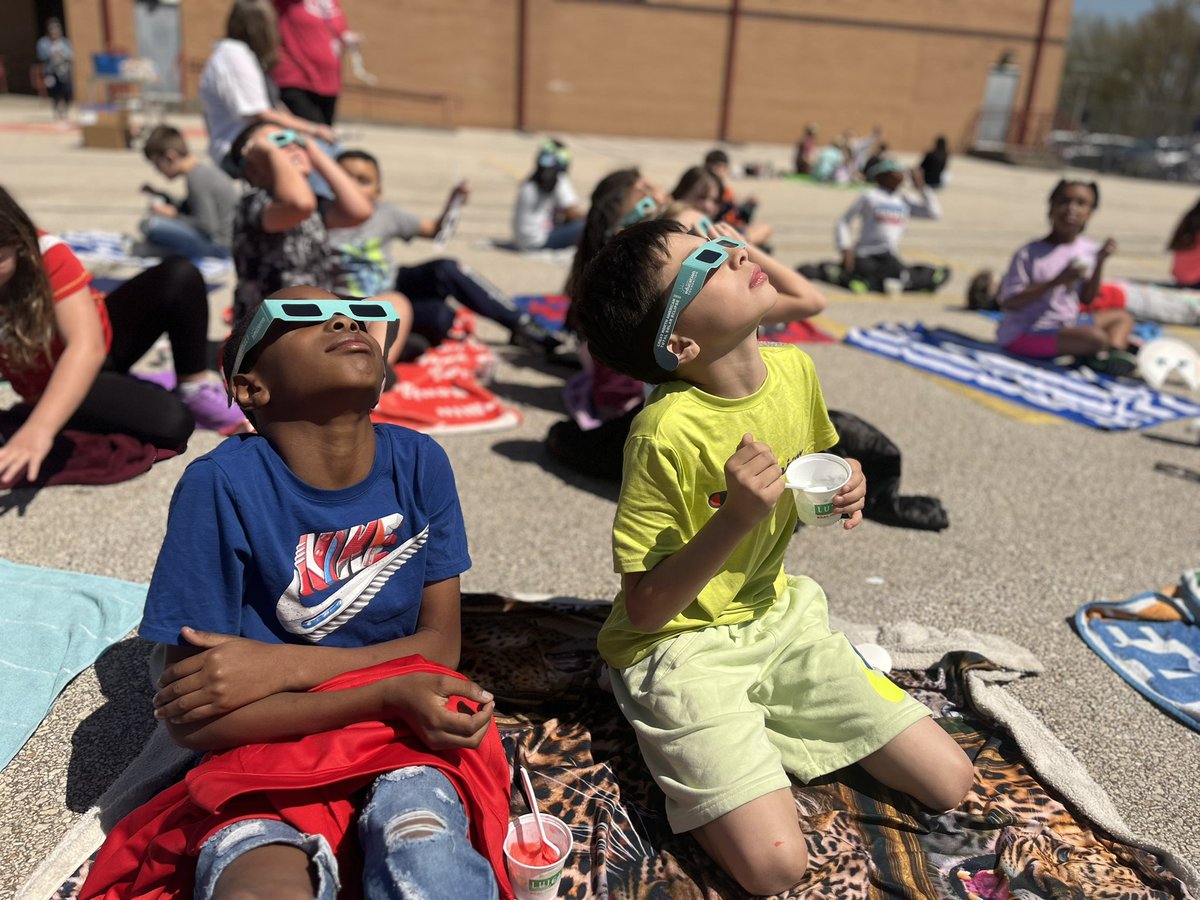 Thank you @LibertyEdFdn for providing us with safe eyewear to view the Eclipse with! 
#ShareTheGoodLPS
