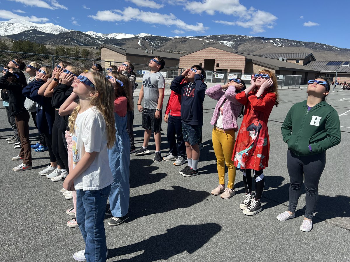 Of course we went outside to look at the partial eclipse. 🌖@WashoeSchools @NvstateED #EclipseSolar2024