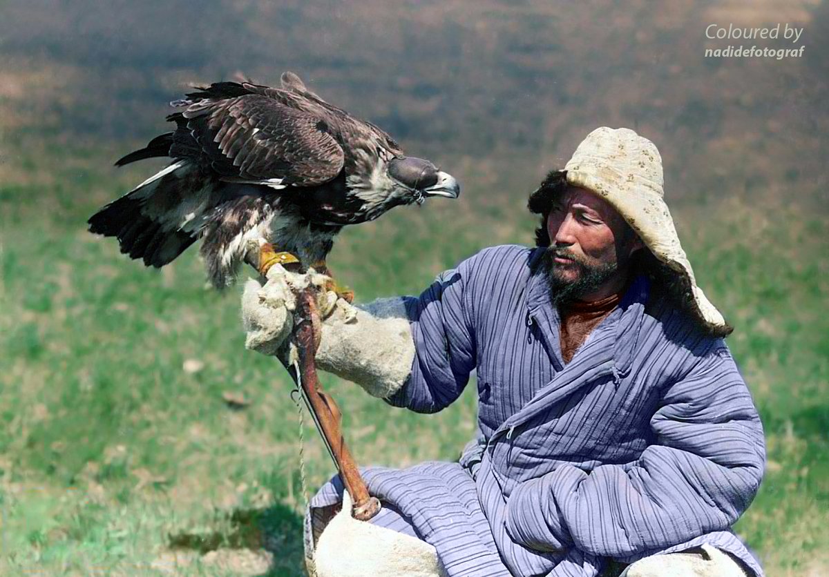 Altın kartal ile bir Kazak avcı, 1899
📍 Semipalatinsk bölgesi
📷 Samuil Martynovich Dudin
#Qazaqstan #Kazakhstan