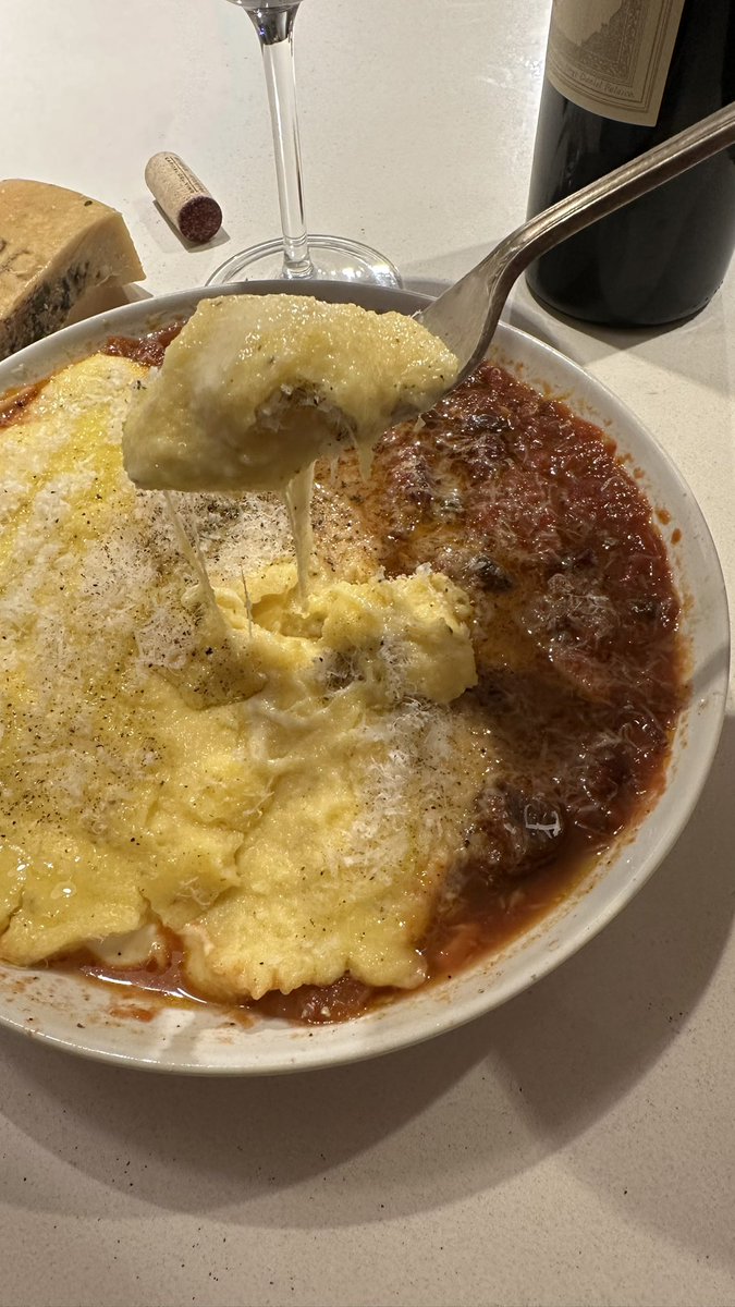 PedroLambertini's tweet photo. Tuve que repetir la polenta con guiso, esta vez, con un queso y vinos bastante mejorcitos. Dejé el procedimiento en tres videos, más abajo. https://t.co/1zKna1FJBk