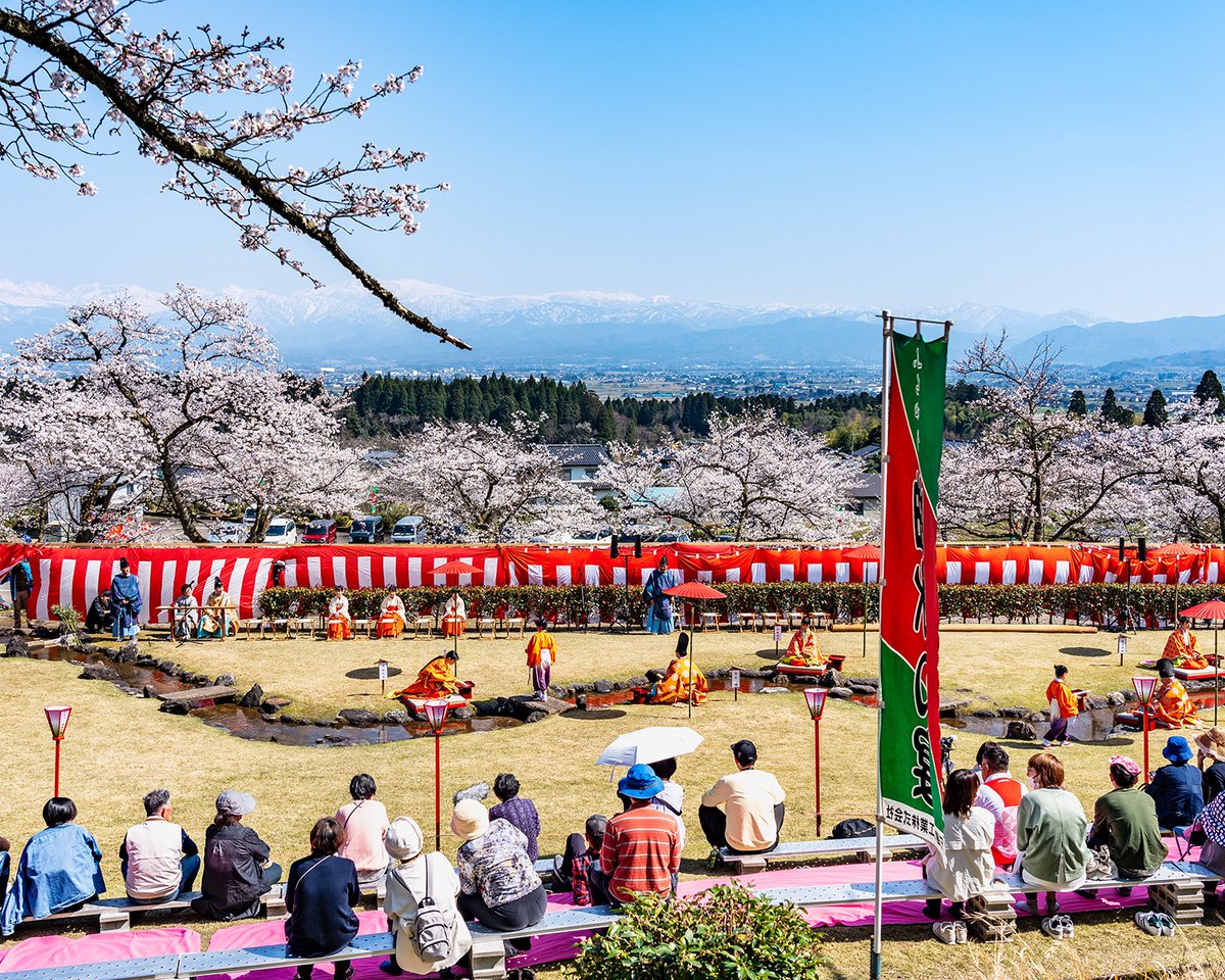 初見参のイベント。 ふちゅう曲水の宴。 今、大河ドラマで話題の平安時代の優美な世界が目の前に。 満開近くの桜と立山連峰が花を添えていました。 それにしてもこんな優雅なイベントを行っている、 富山の文化レベルの高さを実感しました。 #婦中ふるさと自然公園 #各願寺 #富山市 #富山