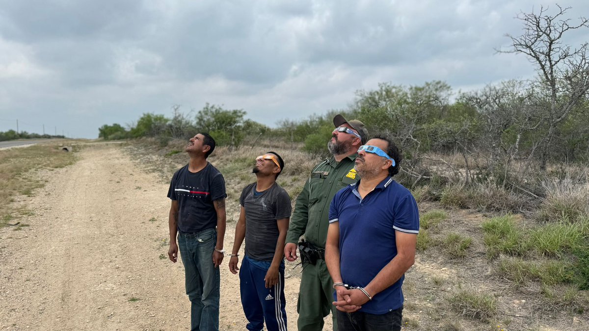 FastNewsBreak's tweet image. #EclipseSolar2024 at the Texas border as Border Agent and migrants in handcuffs enjoy the phenomenon together. #Eclipse2024