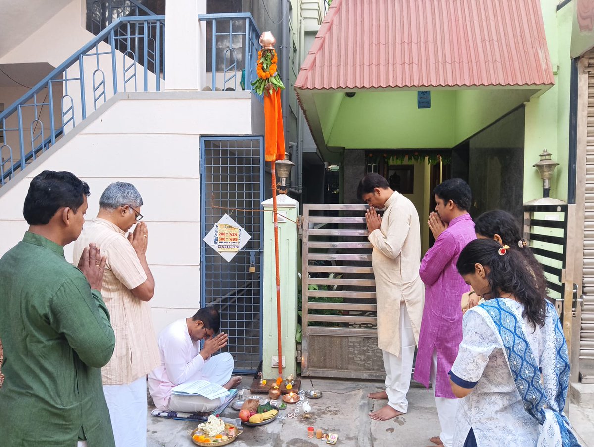 Today We celebrated #HinduNewYear in blre
By hosting Brahma Dwaj and also performed Brahma Dwaj pooja.

As per Sanatan Dharma #yugadi
Is #HinduNewYear for All Hindus and we request All Hindus to celebrate New Year as per Hindu Panchang instead of English Calender.

#HappyUgadi