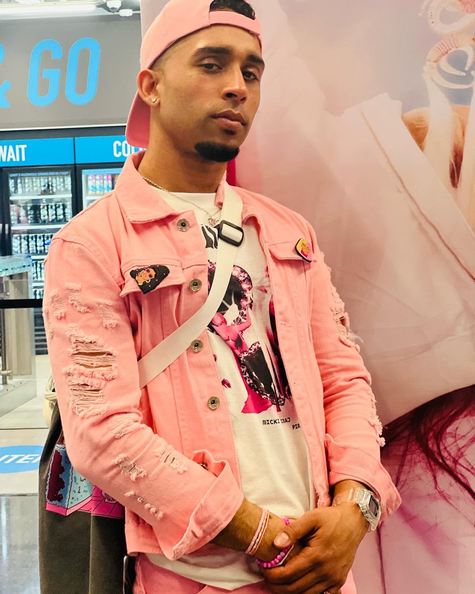 GoAngelGomez's tweet photo. Draw the 4️⃣ / 5️⃣ REVERSE! I’m the UNO b*tch! - @nickiminaj #gagcitybrooklyn was everything! I’m still soaking it all in, PAUSE. The energy was on 10! And mother delivered! 👑👑👑🎀🎀🎀 

S/O to @eckzavier for that 1st pic! Shits firee bro! 🙏🏾

#nickiminaj  #GagCity #pinkfriday2 https://t.co/XcB8Owlz42