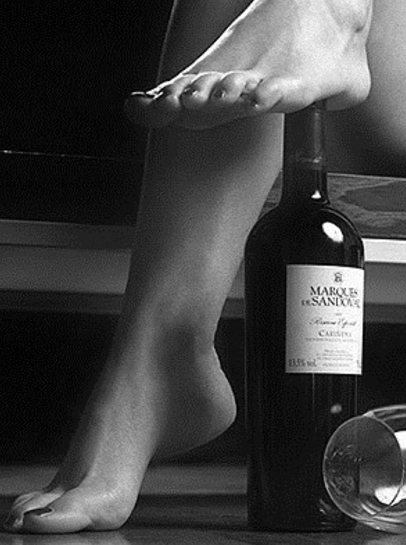 Let’s drink 
#feetpigs
#footgoddess
#feetworshi̇p 
#wineglasses