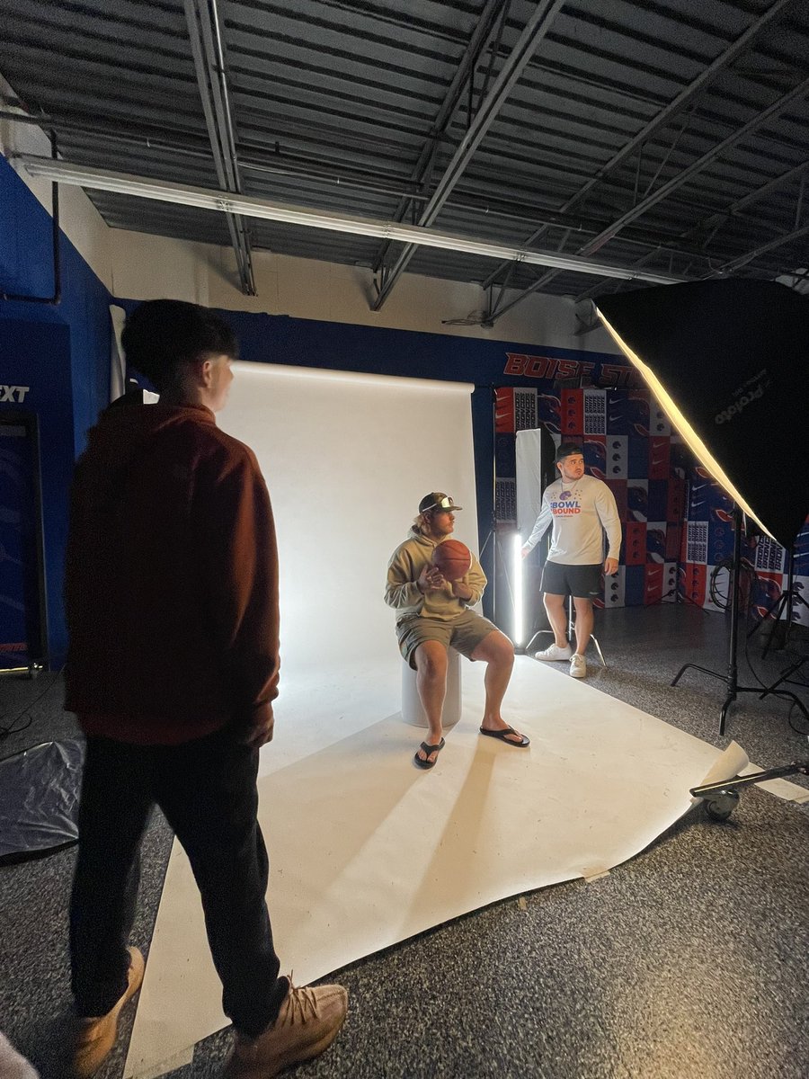 KhartfilmsSport's tweet photo. Building up your student workers is important! 

Today we hosted a student worker workshop, where we practiced lighting techniques in the studio. It is crucial for our students to be well rounded creatives, and we start building up their confidence to take on any project here! https://t.co/oNepVhZQFZ