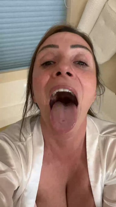 Ariella Ferrera is live now! https://t.co/61AeU9W6W3 https://t.co/KSpUnJHRf7