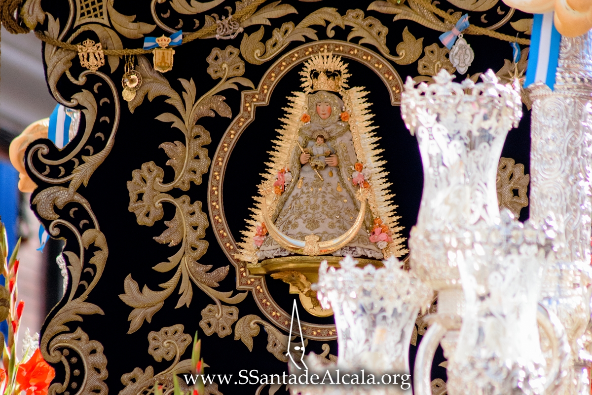 𝐂𝐔𝐋𝐓𝐎𝐒 | Traslado del Simpecado de la Virgen del Rocío al Altar Mayor. ssantadealcala.org/2024/04/trasla…