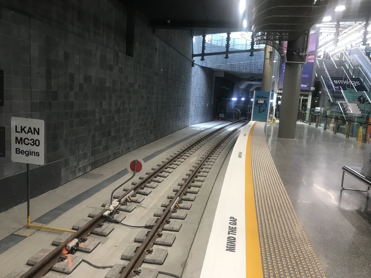 Is this one of the most exciting sights in Tāmaki right now or what? A rail line at Waitematā/Britomart station disappearing west past the platform and into the tunnels of the CRL. Bring it on