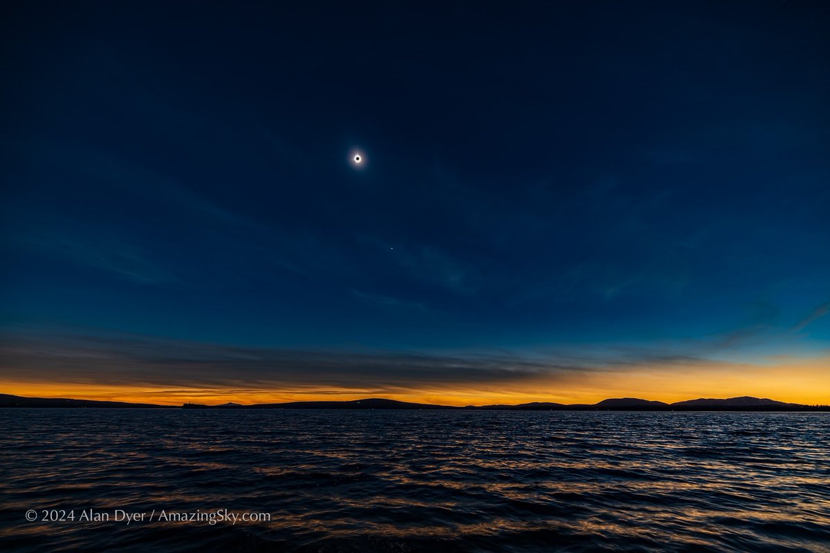 📷: The total eclipse of the Sun over the waters of Lac Brome, in the Eastern Townships of Quebec, Canada  on April 8, 2024. The bright object below the eclipsed Sun is Venus. © @amazingskyguy, twanight.org/dyer #twanight #TotalSolarEclipse #SolarEclipse #EclipseSolar2024