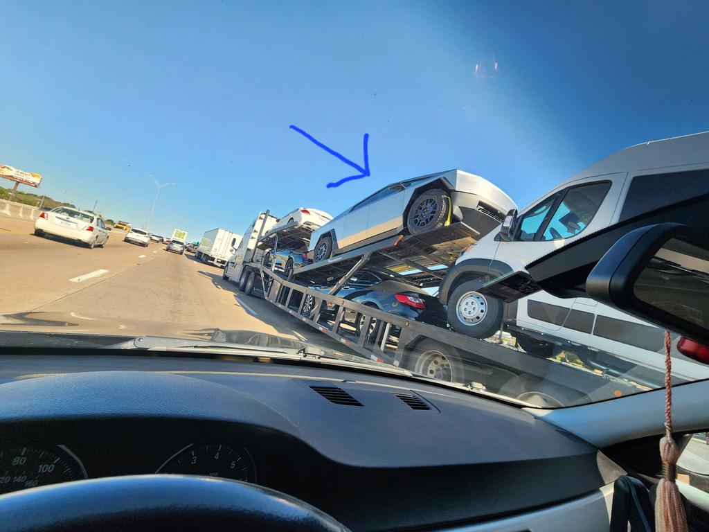 True_Microsis's tweet image. So these guys really exist. Finally saw one with my own eyes. #Cybertruck