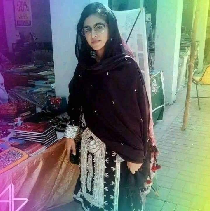 UstadSays's tweet photo. ماہین سترہ برس کی بچی ہے۔ صرف سترہ برس۔ اندازہ کیجیے کہ یہ بچی روزانہ لیاری کے ستر بچوں کو بلا معاوضہ پڑھاتی ہے۔ گلیوں سے بچے پکڑ پکڑ کر لاتی ہے، اس سے پہلے کہ وہ منشیات کے عادی ہوجائیں، ماہین انہیں پینسل کٹر اور ریزر سے اٹھنے والی مہک کے نشے میں مبتلا کر دیتی ہے۔ 

آپ یقین کیجیے یہ بچی یہ تک پرکھ لیتی ہے کہ میرے کس شاگرد کو قدرت نے کن مہارتوں سے مالا مال اتارا ہے۔ ماہین کسی کی ریاضی سنوار رہی ہے تو کسی کے ننھے وجود میں چھپے آرٹسٹ کو آشکار کر رہی ہے۔ کسی کی انگریزی درست کر رہی ہے تو کسی کی الجبرا سدھار رہی ہے۔ باپ کرائے کے پیسے بچا کر بچوں کے لیے کتابیں خرید رہا ہے، بیٹی ان بچوں کو پڑھا رہی ہے۔ ماہین فخر سے کہہ رہی ہے ’’سر ان بچوں میں سے بہت سے اب اسکول جا چکے ہیں‘‘۔ 

اس سترہ برس کی بچی کا کردار تعلیمی پراجیکٹس پر کام کرنے والی بیس این جی اوز پر بھاری ہے؟ کراچی ادبی میلے میں دستاویزی فلم کا ایک مقابلہ ہوا۔ اس مقابلے میں اسکول کے بچوں نے اساتذہ کی نگرانی میں حصہ لینا تھا۔ ماہین نے لیاری کی گلیوں سے کچھ ممولے اٹھائے اور شاہینوں سے لڑوانے پہنچ گئی۔ ایک فلم تیار کی جس کا عنوان ’’ہم انتہاپسندی کو شکست دیں گے‘‘ رکھا۔ 

جو اساتذہ تعلیمی اداروں سے اپنے شاگردوں کو لائے تھے، وہ دیکھتے رہ گئے اور ماہین بلوچ کے ممولے، جن کا والی وارث سترہ برس کی ماہین کے سوا کوئی نہیں تھا، پہلے انعام کے حقدار ٹھہر گئے
از فرنود عالم