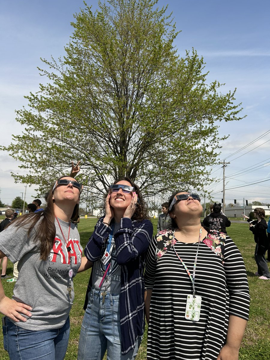 HenryMossMiddle's tweet photo. 2024 Eclipse was a fun experience for our Dragons! https://t.co/5n0gSicFva