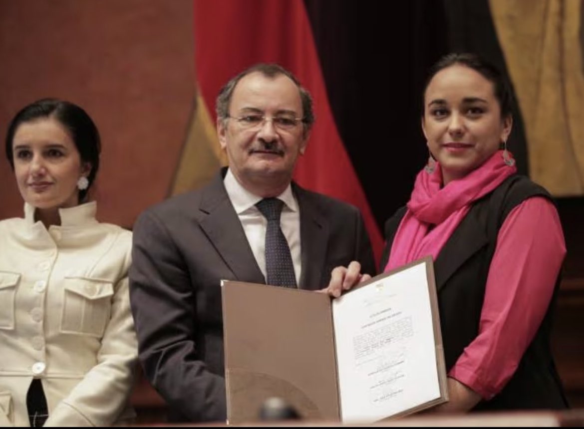 El contralor condecorado por la Asamblea Correista ahora será juzgado en USA. Así no más. Uno a uno van cayendo.