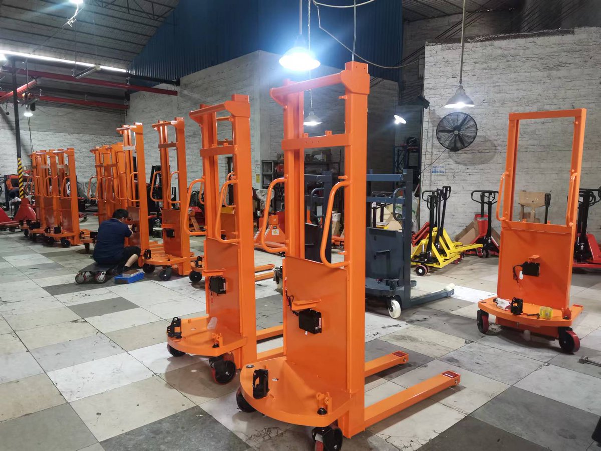 NiuliForklift's tweet image. Guangdong Lijian Pusi Semi electric stacker in production

#semistacker #palletstacker #semielectricstacker #materialhandlingequipment #materialhandling