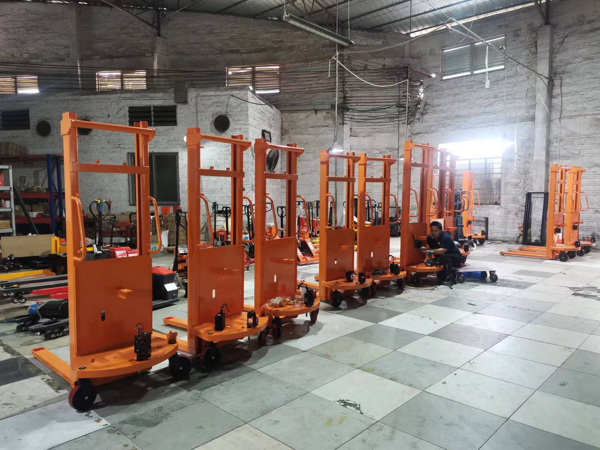 NiuliForklift's tweet image. Guangdong Lijian Pusi Semi electric stacker in production

#semistacker #palletstacker #semielectricstacker #materialhandlingequipment #materialhandling