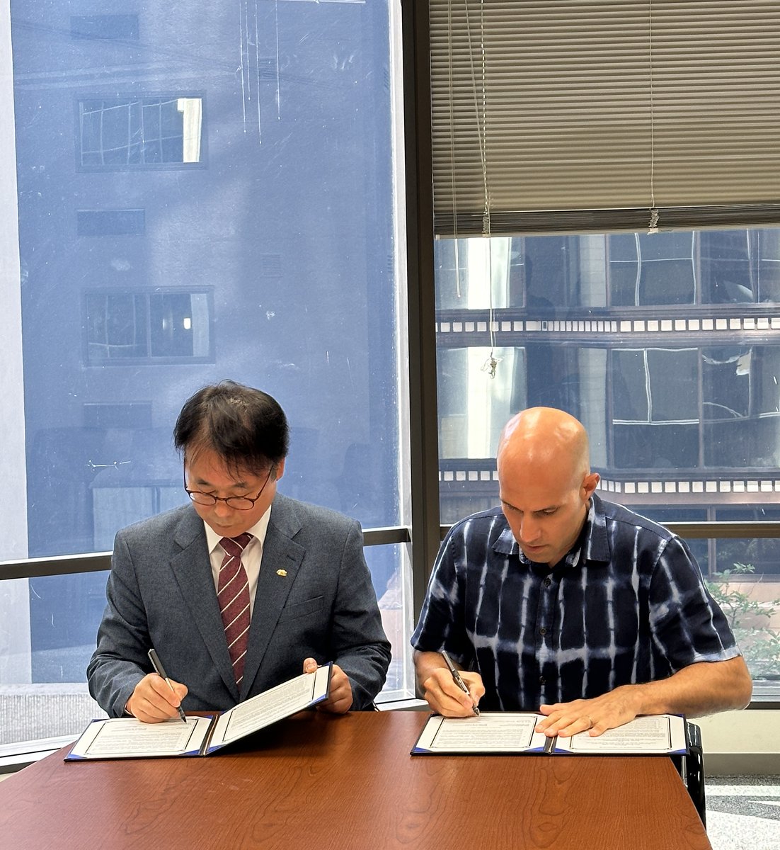 1/ 🤝 Today, we are thrilled to announce the signing of a Memorandum of Understanding (MoU) with the esteemed Jeju Research Institute (jri.re.kr/index.php), represented by Dr. Yang Duksoon, President of JRI, and our President , @DavidSantoro1.