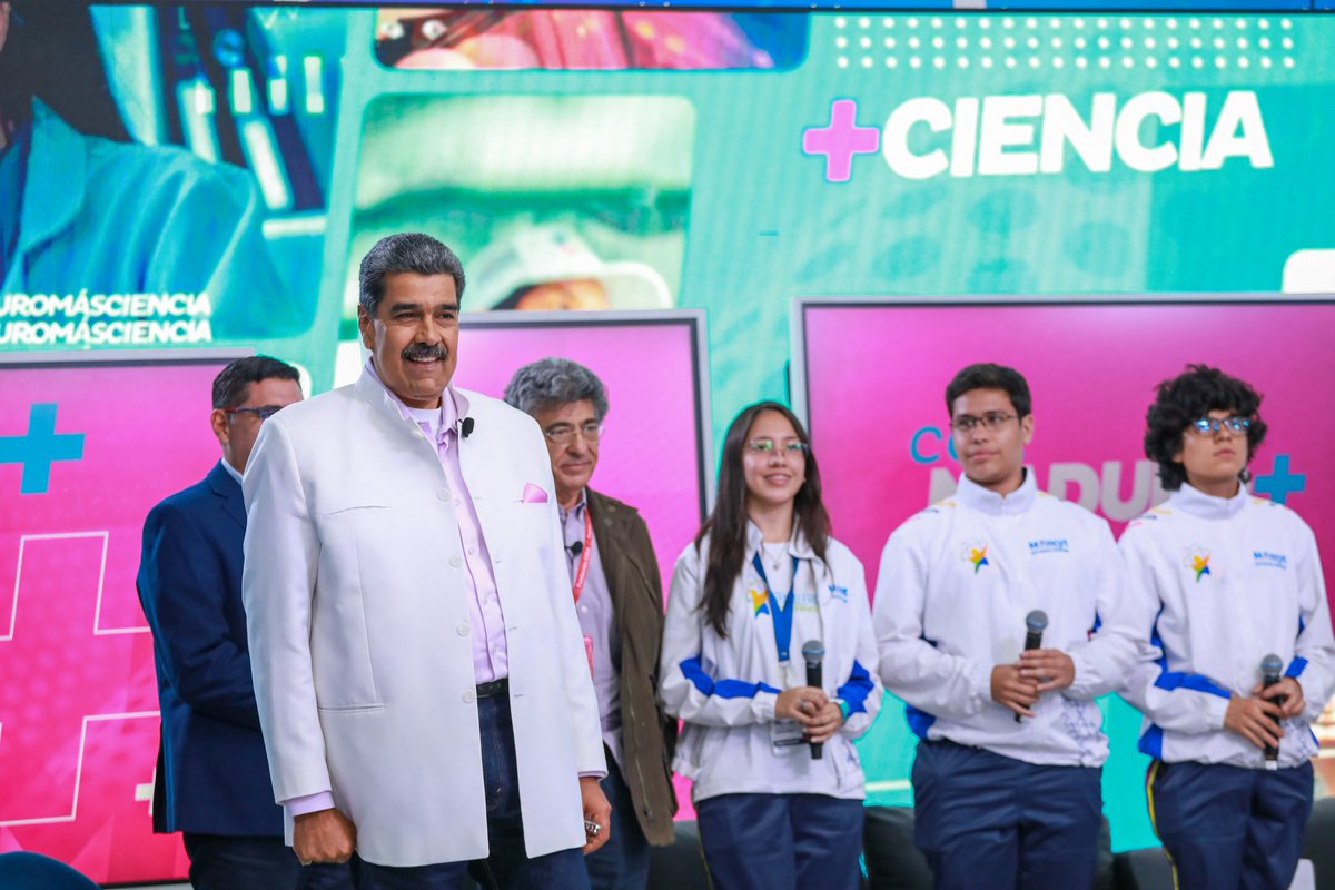 Estuvo bien bonito “Con Maduro +” de este lunes #8Abr… ¡Cuéntenme! ¿Desde dónde viste el programa? Estuvimos conectados con el pueblo y sus poderes creadores, su hermosa cultura y la ciencia, avanzando con más y más atención a las comunidades, a través del Sistema del 1X10 del…