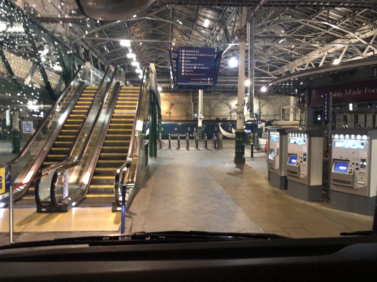 We in the Waverley Station in Edinburgh 🏴󠁧󠁢󠁳󠁣󠁴󠁿 💙