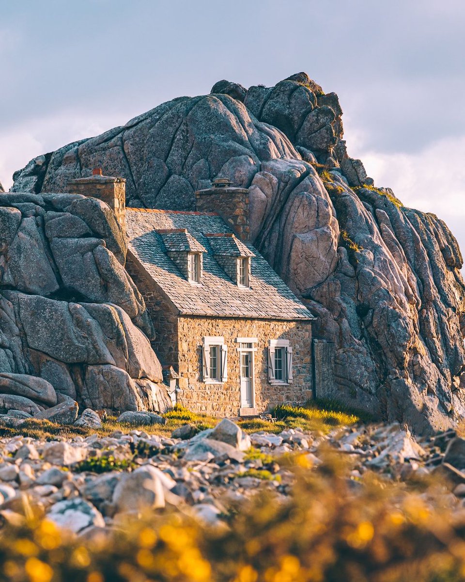 Plougrescant, France 🇫🇷 Castel Meur, also known as the 'House Between the Rocks,' is a cottage located between two enormous granite boulders on the Brittany coast. The cottage has been in the same family for generations and is considered a historical landmark. 📸 mary_quincy