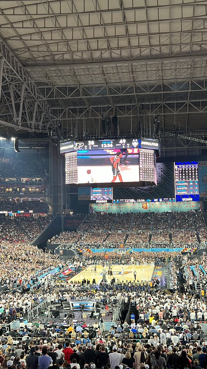 Desert 🌵 dogs 🐶 @UConn on top of @Purdue 49-38 in the 2d half of the MCAAM basketball 🏀 championship game. Tristen Newton has 14 points for the Huskies.

#StateFarmStadium
#NCAAFinalFour