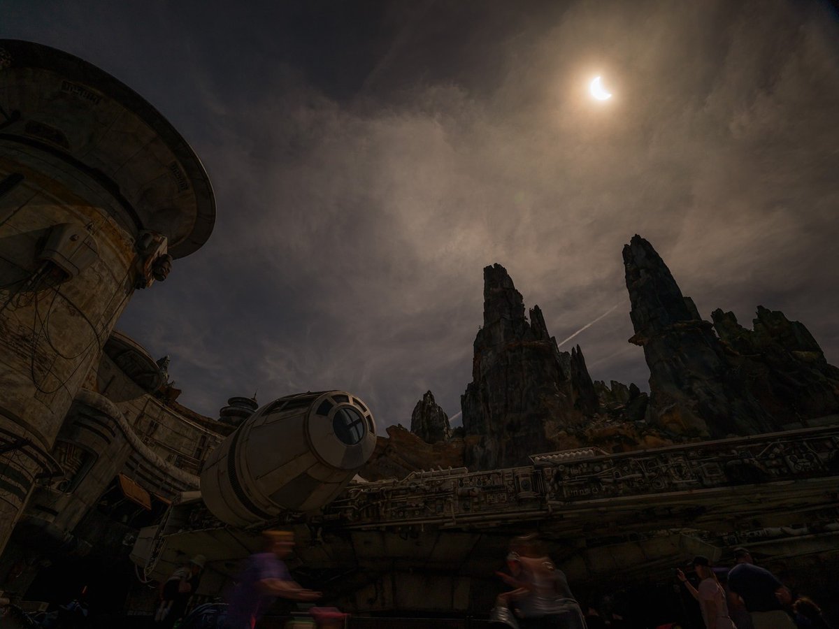 A not so bright sun over Star Wars: Galaxy's Edge.

(📷: Disney PhotoPass / Instagram)