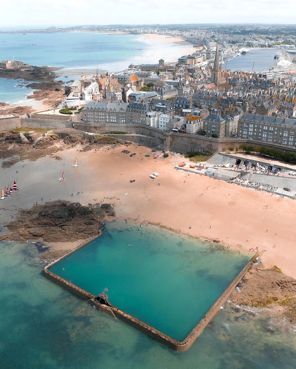 Saint-Malo, France 🇫🇷 Saint-Malo is situated on the rugged coast of Brittany and is renowned for its historic buildings and imposing granite walls. Its streets lead to magnificent forts and churches which showcase a blend of medieval and Renaissance architecture. 📸4lenses