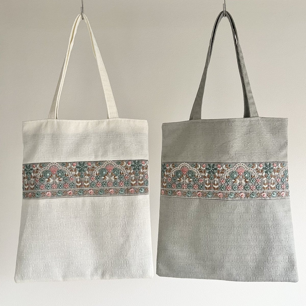 hmmt_handmade's tweet photo. なぜか間違えて消してしまったのでもう一度😅

初のインド刺繍リボンを使った作品です💓
この可愛いリボンに合う生地ってなんだろう〜！と探し回ってやっと見つけました🥰
無地ですが繊細で上品な織目が美しいジャガード生地😍
内側も可愛いのですよ〜🍬

4月14日に発売開始です🥰

#インド刺繍リボン https://t.co/IwwxFROlTQ