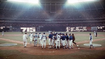 #OTD 1974: #OpeningDay  in Cincinnati, Hammerin' #HankAaron hit his 715th home run and surpassed Babe Ruth’s long-standing record of 714 home runs. bleacherreport.com/articles/20204…… #Baseball ⚾️ #SportsHistory