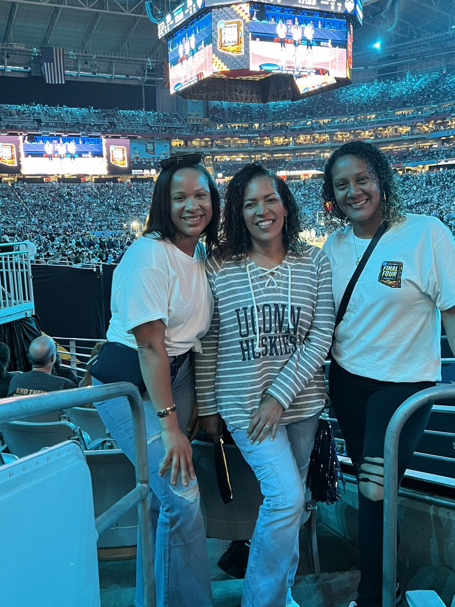 rundiow's tweet photo. #uconnselfie https://t.co/ZT47gFiFa7