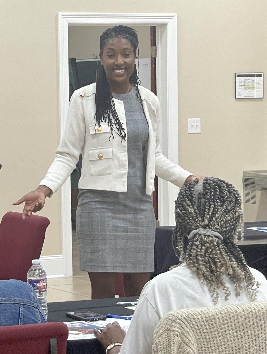 StrongLinkTech's tweet image. 💙📱 StrongLink Technology is excited to launch smartphone workshops for our beloved seniors in the community! 📱👵🏼 Join us and learn how to navigate your device like a pro.

#technologyfortheseniors #smartphoneworkshops #communityengagement