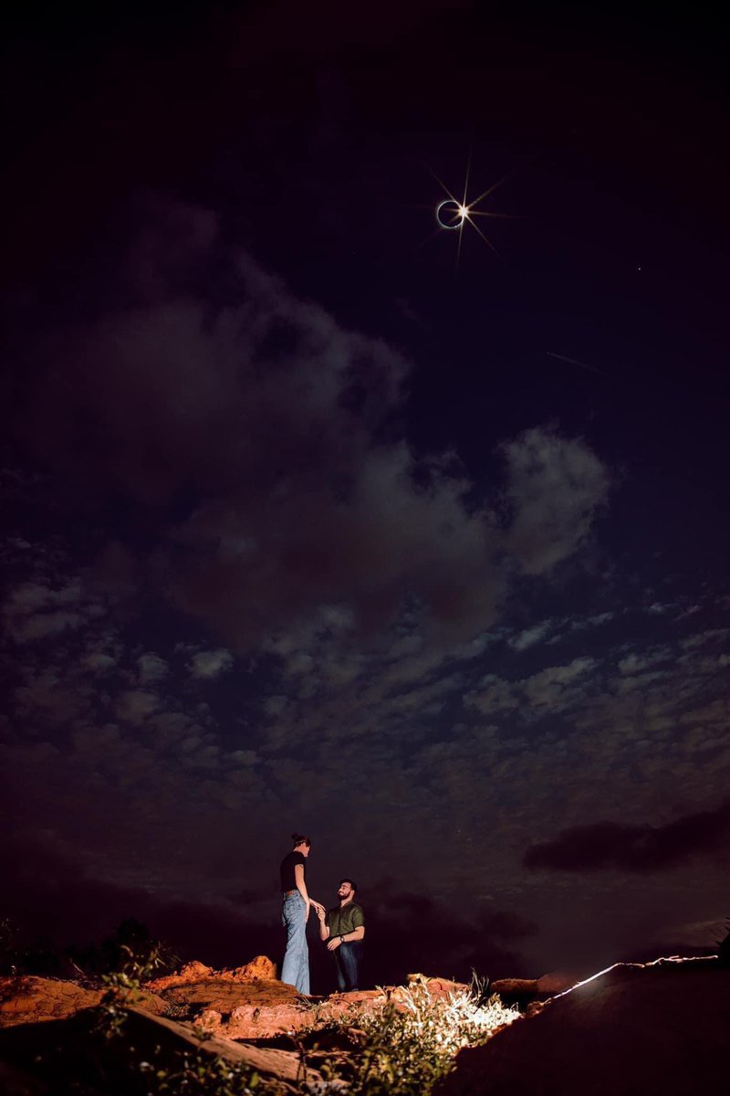 InformaCosmos's tweet photo. Una propuesta de matrimonio única, aprovechando el eclipse solar de hoy.

📸 @macyalexphoto/IG https://t.co/S4SaGDDQZ9