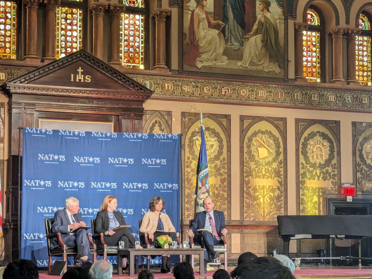 Solar eclipse and stellar panels today at @Georgetown🌌! An enlightening event altogether, exploring the past and future of #NATO, 4 days after the Alliance's 75th anniversary, and 3 months ahead of the Washington summit.