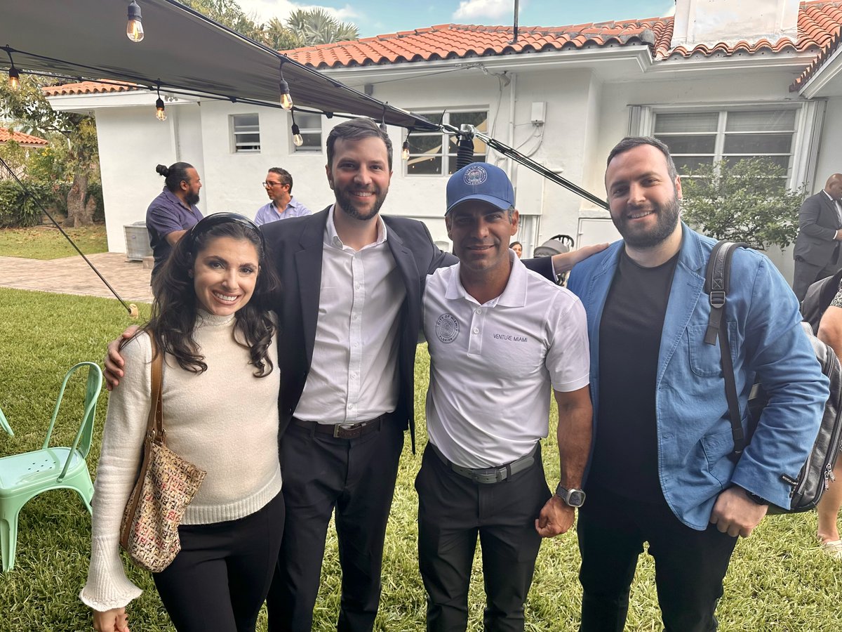 NortheasternMIA's tweet image. Opening night at @LazoUs's #FoundersHouse co-hosted by @eMergeAmericas & @NortheasternMIA ! 👇
Panel 1: "Tech State of the Union" w/ @CityofMiami Mayor @FrancisSuarez, @melmedina305 , CEO & President of @eMergeAmericas , & moderated by @Bellumio.
