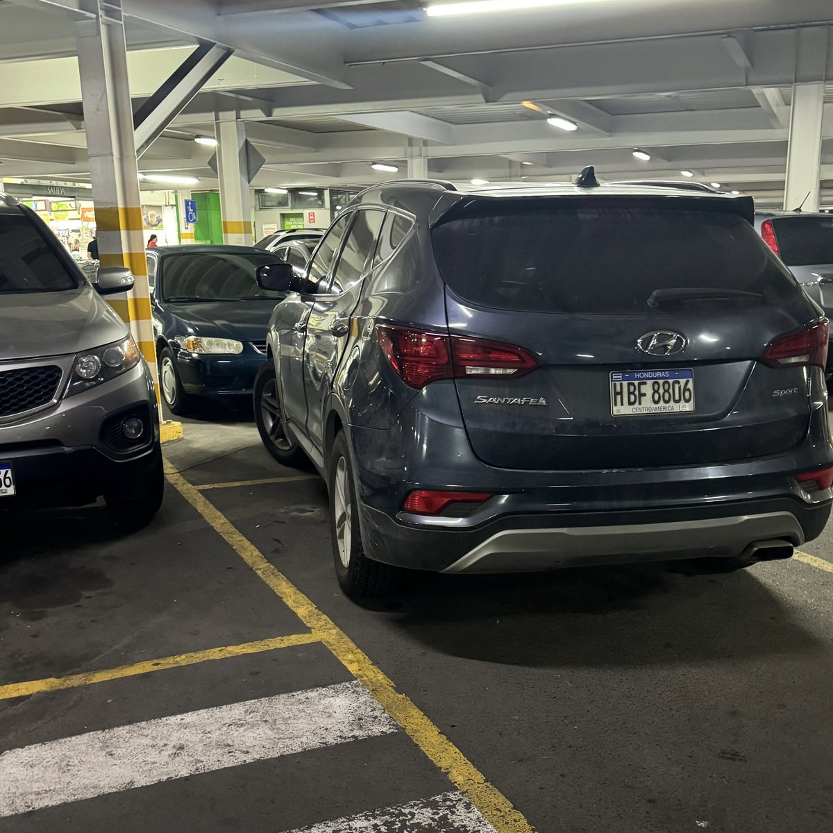 alvolantpendejo's tweet photo. 1 tonto ocupando 3 estacionamientos.
Es que para tonto no se estudia. https://t.co/PYTkZXAKBL