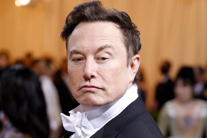 RESUMO DO DIA:

1) Elon Musk convida o Alexandre de Moraes para debater no twitter e vira piada. 

2) Twitter tira seguidores dos influenciadores e jornalistas que criticaram o Elon Musk.

3) Governo Lula pode suspender contrato com a Starlink, após ataques do Elon Musk à justiça