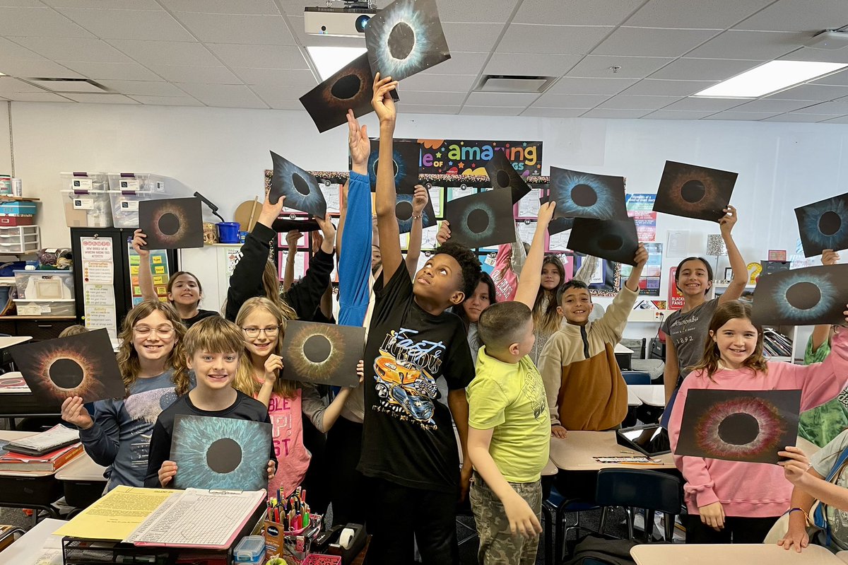 Liberty 5th graders had tons of fun listening to songs about the sun while making oil pastel solar eclipse art today! Look at those beautiful & creative sun coronas!☀️🌙✨ #OSD135 @Liberty_D135 @LNapoli_Liberty