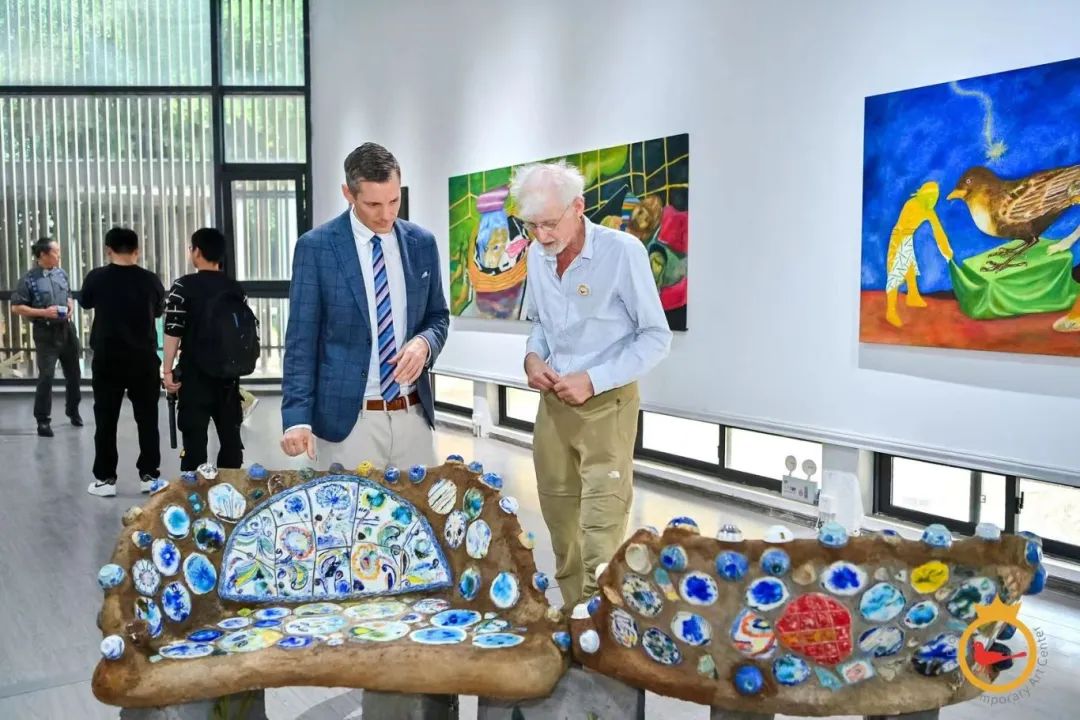 Recently, a new arrival exhibition showcases artworks created by several Nordic artists during their creation trip in Xiamen. They explored the culture of southern Fujian from a new perspective, bringing us a feast of exquisite art. #VisitXiamen #RomanticXiamen