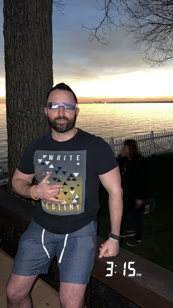 ben_wellick_V's tweet image. Eclipse dump, it dropped 15 degrees by the water when the sun was blotted out, first shot is from a drone and it’s probably the best shot of the city at 3:15pm #Edy #Purdue #Eclipse2024