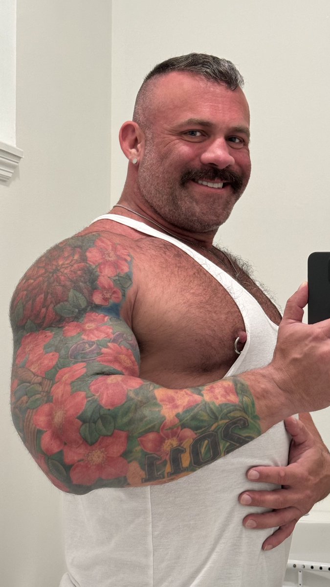 The chest pump after my massage therapist works me over is…acceptable. 😈 Not sure what that chest measures, but the arms are 21” if that gives some scale. 🙌 IG @ the.leonator