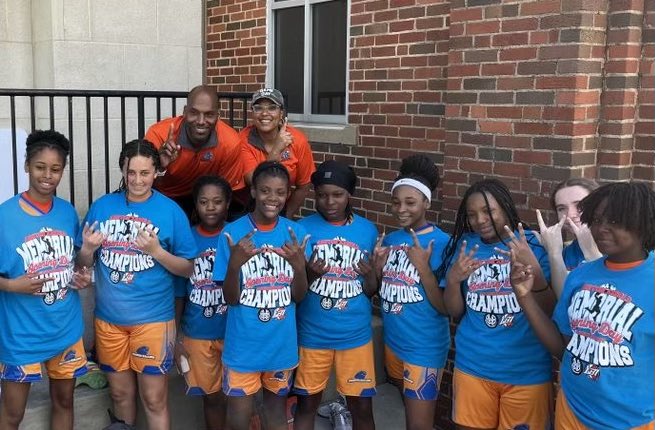 Alaina_Carter28's tweet photo. First weekend in the books for AAU! 🏀🏀🏀 balled out with the squad and came home champions of opening weekend! Way to ball ballers 🧡💙🏀 @LPBA_Basketball https://t.co/ovEksRtFxx