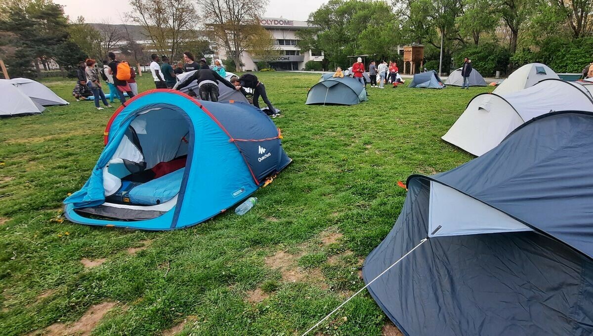 Faute d'hébergement d'urgence, des personnes à la rue s'installent place du 1er mai à Clermont-Ferrand ➡️ l.francebleu.fr/mKbx