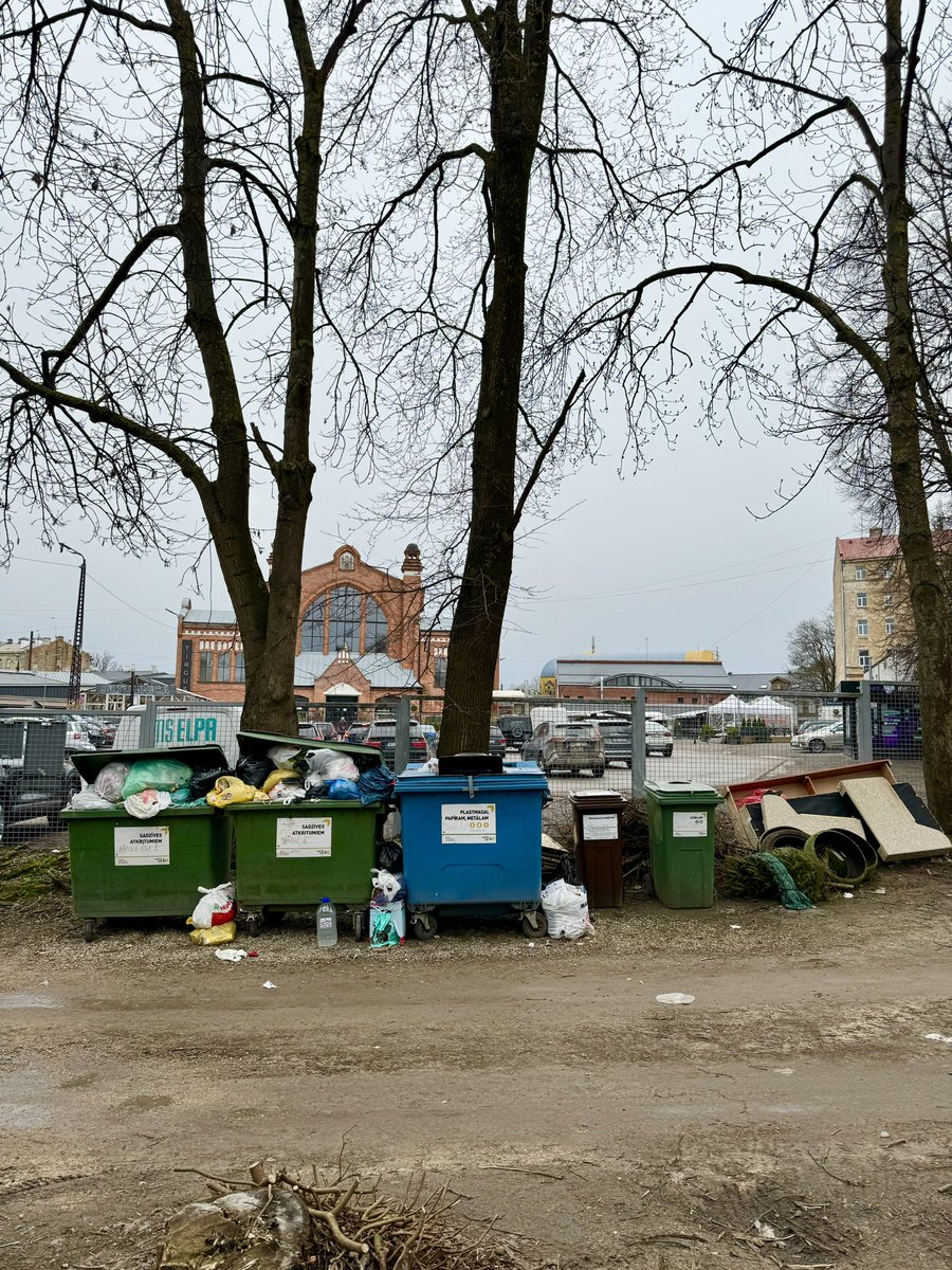 Tas jau nav nekāds jaunums, ka <a href="/RNParvaldnieks/">Rīgas namu pārvaldnieks</a> strādā zem katras kritikas. Bet nespēja 3 nedēļas izvest atkritumus ir jauns līmenis