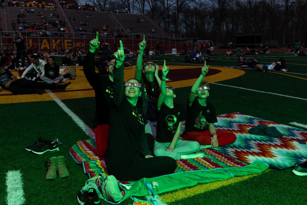 ClevelandMag's tweet photo. Sights from the Total Solar Eclipse at Avon Lake High School.

See all of the photos from the once in a lifetime event: https://t.co/EKu63Zrz6f

📸 Daniel Lozada

#eclipse2024 #totalsolareclipsecleveland #cle #bestofcle #totaleclipse2024 https://t.co/biX96sYPiA