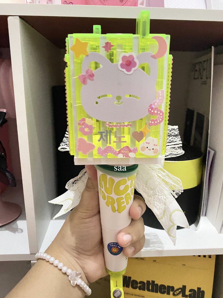 moonheejake's tweet photo. open rent/sewa lightstick ls nct w/jeno deco

💸 fee 250k/day

• exclude battery
• include jeno ribbon

📍cod venue

#THEDREAMSHOW3inJAKARTA #THEDREAMSHOW3_IN_JAKARTA https://t.co/uakG7b3AMO