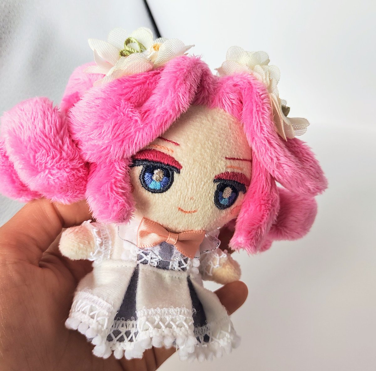 ハンドメイドのめたんちゃんぬいぐるみができました！
目のハイライトにキラキラな刺繍糸を使ってみたので、動かすたびにキラッと光が反射してかわいい〜✨#四国めたん #推しぬい