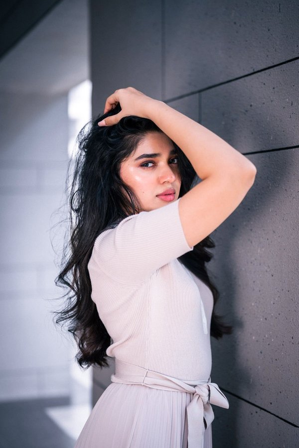 GKsXz43bwAALri5?format=jpg&name=900x900