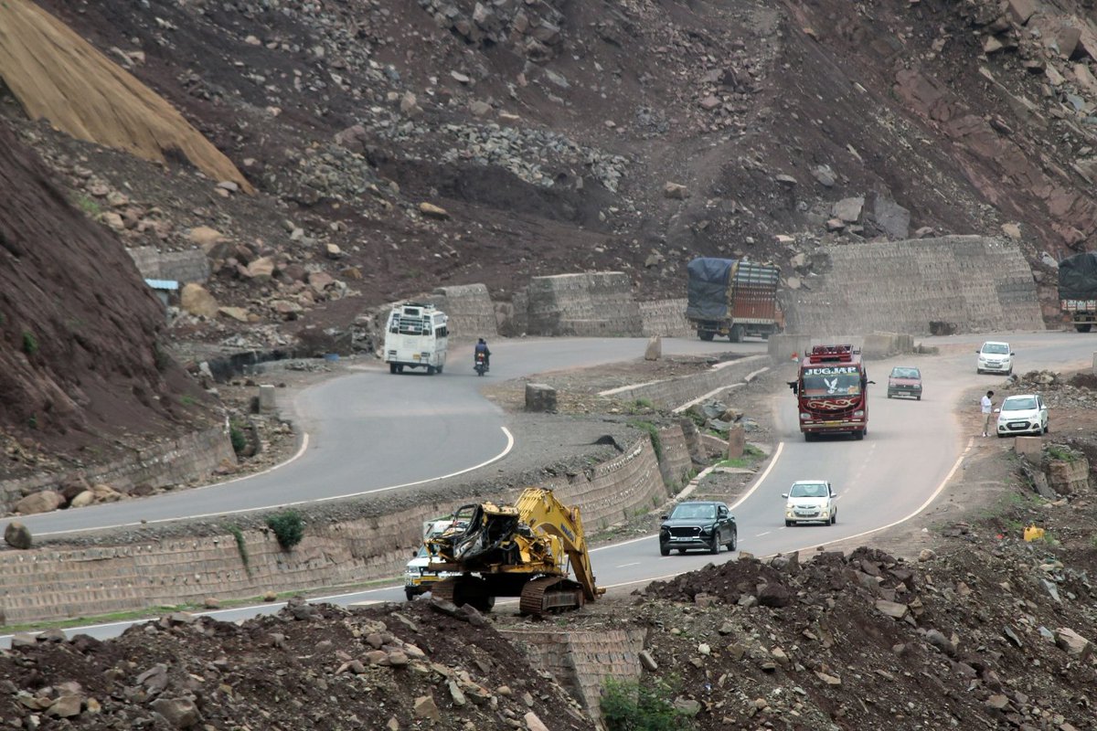 The Srinagar-Jammu National Highway reopened for traffic on Monday after having remained blocked for around 12 hours due to a massive landslide at Khooni Nullah bridge. #JammuKashmir